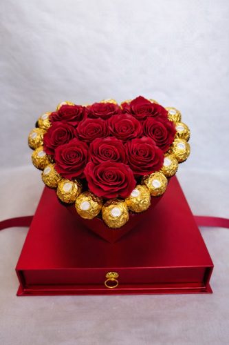 Rózsabox – Élő rózsás Ferrero szív box ékszertartóval (LuxAmor)